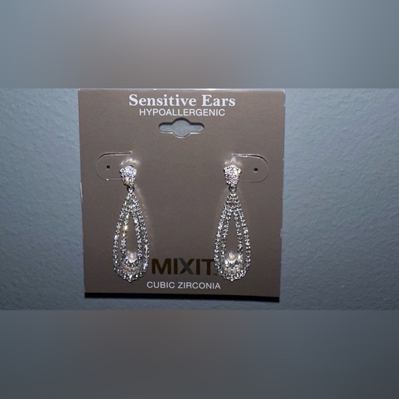 Mixit Hypoallergenic Silver Teardrop Earrings - Picture 1 of 6